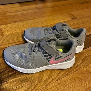 Girls Nike STAR Runner, grey with pink swoosh, size 12c, NWT